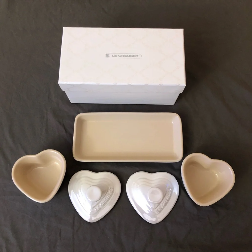 NEW Le Creuset Petite Ramekin Set of 2 Heart shaped Pearlized White with Tray - Picture 7 of 13